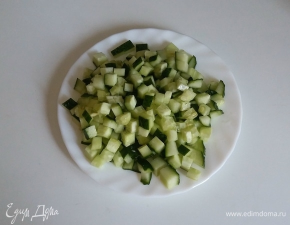 Огурцы нарезать мелким кубиком.