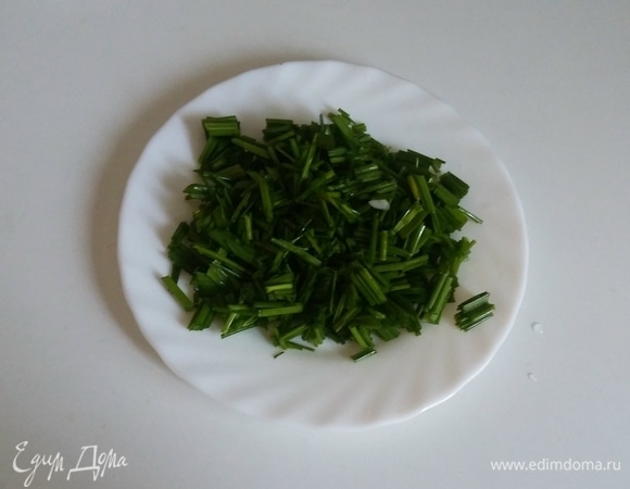 Шнитт-лук нарезать полосочками длиной около 1 см. В перечне ингредиентов я указала, что для приготовления салата нужен пучок шнитт-лука, его вес составляет 30 г.