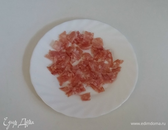 Кусочки колбасы тоже нарезать.