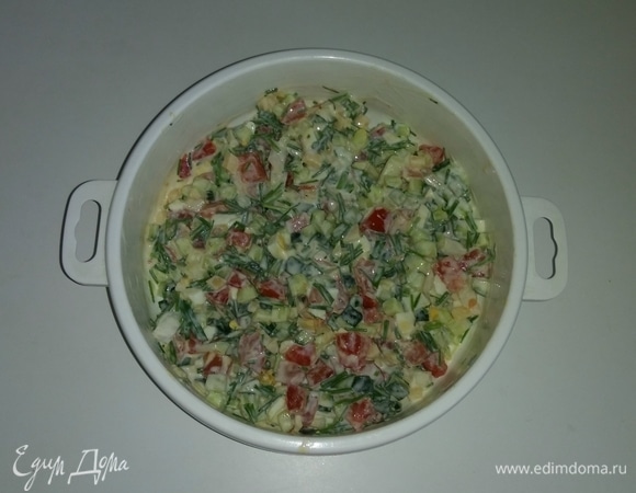 Затем добавить к перемешанным ингредиентам йогурт. Еще раз все перемешать и, накрыв крышкой, убрать на 2,5 часа (не меньше, так как салат должен настояться) в холодильник. Приятного аппетита!