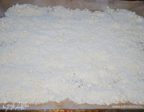 Выпекайте при 170°C до светло-золотистого цвета. Во время выпекания перемешайте крошку один раз.