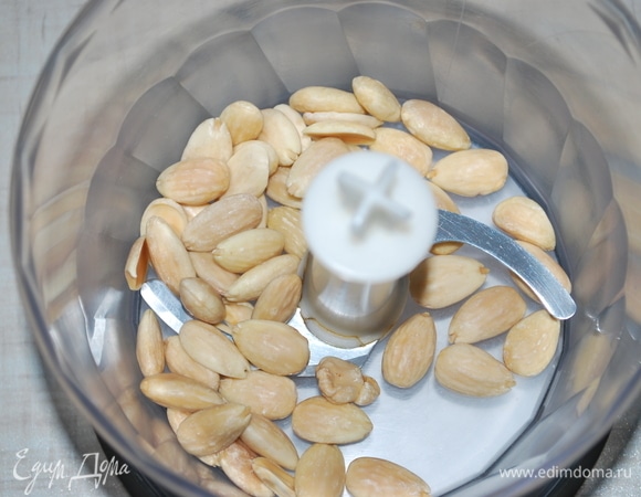 Миндаль, предварительно обжаренный и очищенный, перемолите в мелкую крошку при помощи блендера.