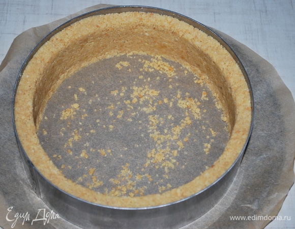 Кольцо для выпекания (у меня кольцо 20 см) смажьте сливочным маслом. Кольцо поставьте на лист пергаментной бумаги и сформируйте сначала бортики.