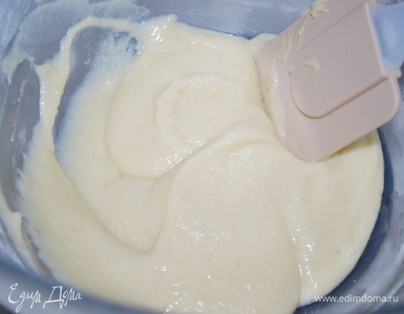 Для миндального слоя взбейте масло, сахар и мед вместе, добавьте яйцо, миндальную и простую муку, соль и 1 ст. л. ликера амаретто.