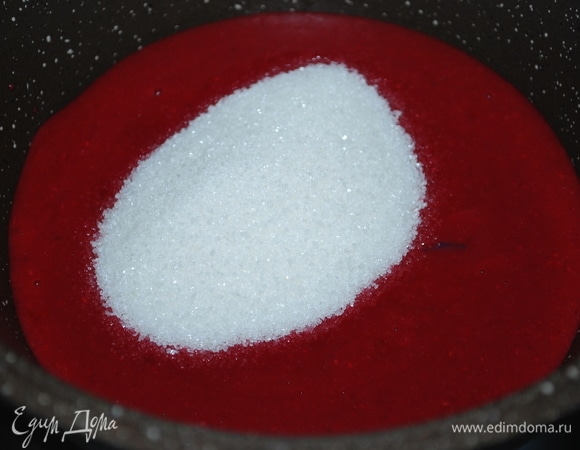 Малиновое пюре без косточек соедините с сахаром (40 г), добавьте кукурузный крахмал, разведенный в 2 ст. л. воды.