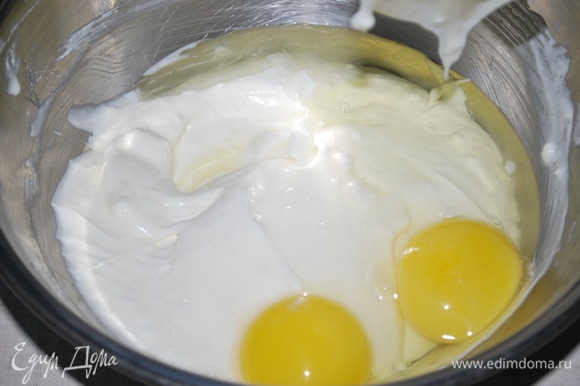 Для малинового слоя творожный сыр, сливки, сахар (80 г) взбейте до пышной массы, добавьте яйцо и куриный желток. Все хорошо перемешайте.