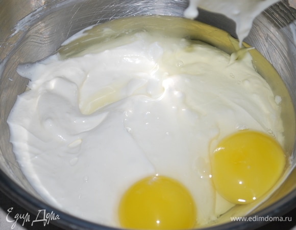 Для малинового слоя творожный сыр, сливки, сахар (80 г) взбейте до пышной массы, добавьте яйцо и куриный желток. Все хорошо перемешайте.