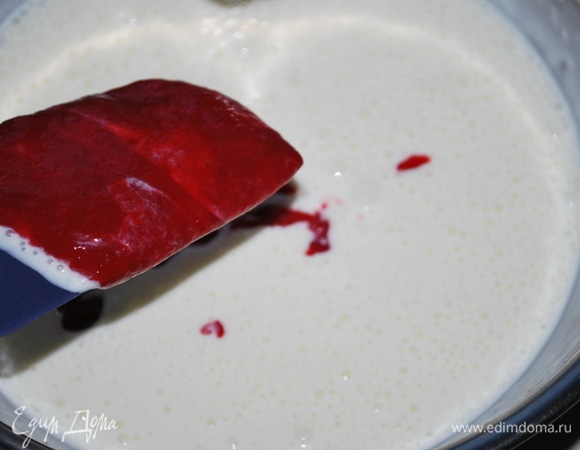 Добавьте малиновое пюре и перемешайте все при помощи миксера.