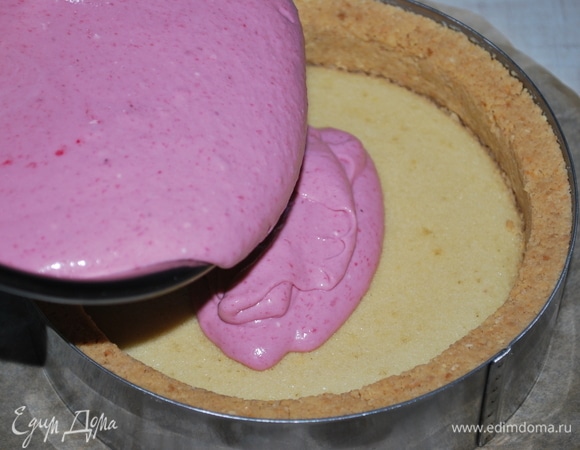 Малиновый слой выложите сверху миндального испеченного слоя и выпекайте в духовке при 110°C около 2 часов. Готовый чизкейк не доставайте сразу из духовки, пусть он остывает постепенно. Через 30 минут достаньте его из духовки и дайте ему полностью остыть при комнатной температуре. Уберите в холодильник на ночь или минимум на 6–7 часов.