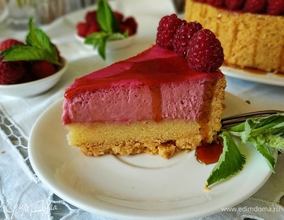 Чизкейк получается очень вкусным, с легким ароматом миндаля и малины. Приятного чаепития!
