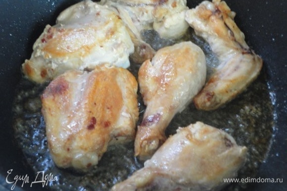 В кастрюле с толстым дном разогреть масло и подрумянить кусочки курицы со всех сторон.