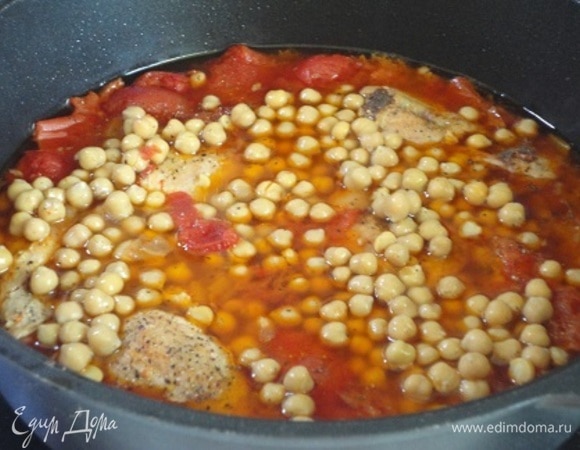 Нут отцедить от жидкости и выложить к остальным ингредиентам. Тушить еще минут 10.