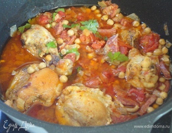 Снять жаркое с огня и дать настояться 20–25 минут. Посыпать зеленью петрушки и подавать.