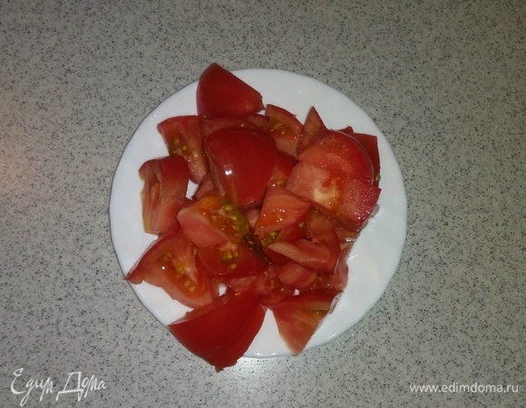 Помидоры нарезать крупными кусочками.
