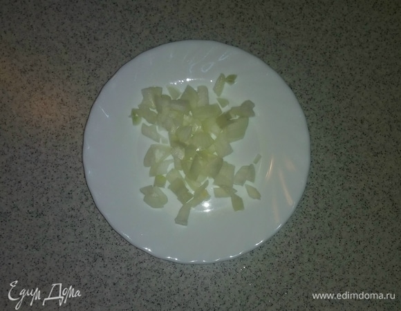 Репчатый лук нужно нарезать мелким кубиком.