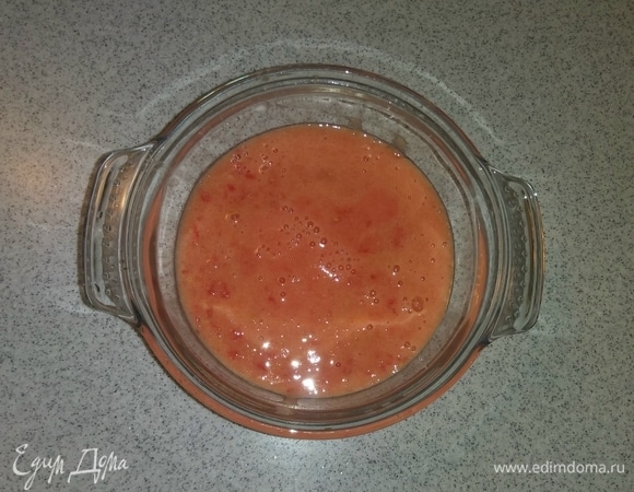 Томаты кладем в блендер и измельчаем до состояния пюре. Затем выкладываем измельченные помидоры в глубокую емкость, в которой будем готовить суп.
