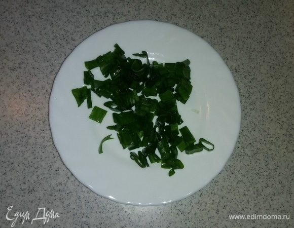 Измельчаем зеленый лук.