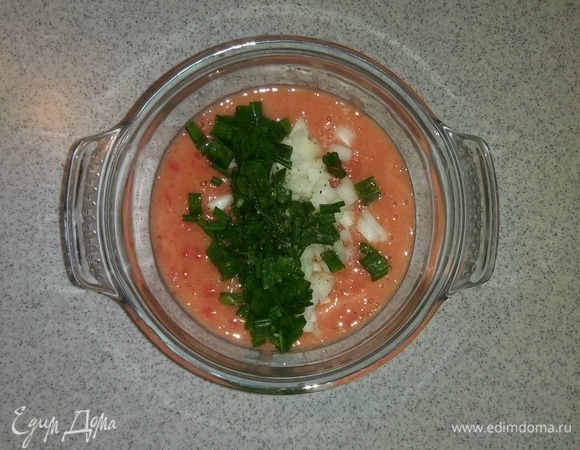 К пюрированным томатам добавляем нарезанные репчатый и зеленый лук. Все перемешиваем и оставляем на 5 минут при комнатной температуре.