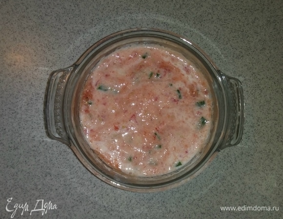 Затем добавляем кефир, соль и перец. Все перемешиваем и ставим на 20 минут в холодильник.