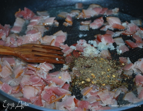 На оливковом масле обжарьте бекон в течение 2–3 минут, добавьте чеснок и специи (у меня орегано) и все вместе обжаривайте еще 1–2 минуты.