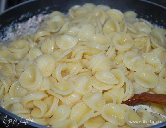 Пасту отварите в большом количестве воды до состояния альденте (у меня паста орекьетте) и выложите ее к соусу.