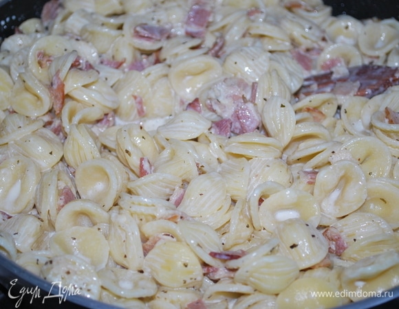 Перемешайте пасту с соусом и сразу подавайте к столу.