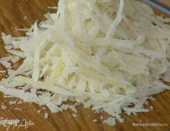 Пекорино натереть на крупной терке.