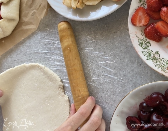 Фрукты или ягоды тщательно вымыть и обсушить. Муку смешать с разрыхлителем. Творог растереть с размягченным сливочным маслом и щепоткой соли. Добавить муку, замесить тесто. Сформировать шар, накрыть пленкой и убрать в холодильник на 30 минут. Ягоды или фрукты нарезать. Я делала несколько маленьких галет, вы можете сделать две большие. Разделите тесто на равное количество кусочков (от двух до шести). Каждую часть раскатать в форме круга толщиной 5 мм.
