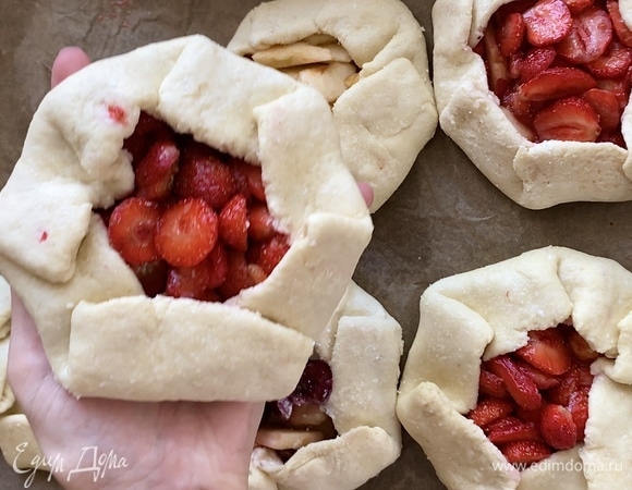 Завернуть края теста к центру, складывая, защипнуть там, где образовались складочки. Выпекать 20–25 минут при 200°C до румяности.