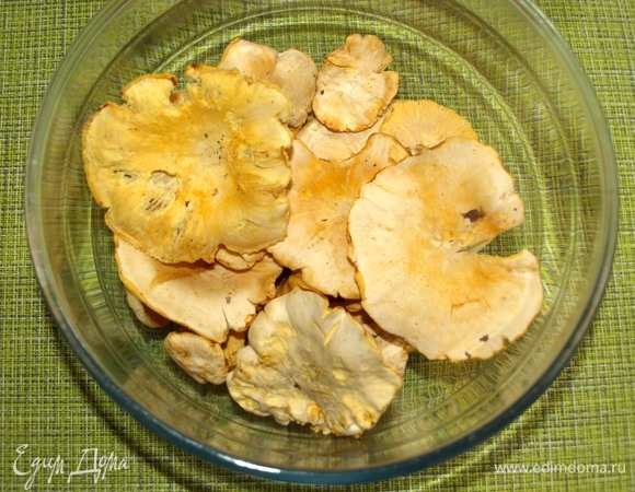 Лисички тщательно очистить, промыть. Дать стечь лишней жидкости. Куриную печень очистить, промыть и замочить в холодной воде на 15 минут. Откинуть на дуршлаг и дать стечь воде.