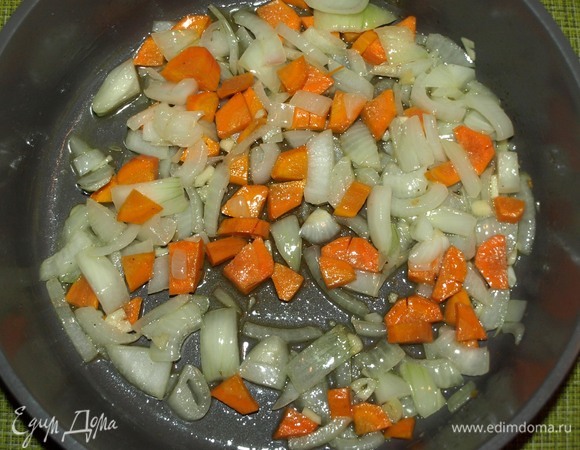 Лук, чеснок и морковь очистить. Измельчить. Обжарить на растительном и 20 г сливочного масла до золотистого цвета моркови.