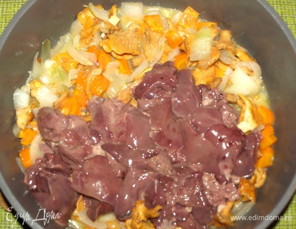 Добавить куриную печень. Добавить соль, черный перец, лавровый лист и базилик. Готовить 5 минут. Добавить сметану и готовить еще 5 минут.