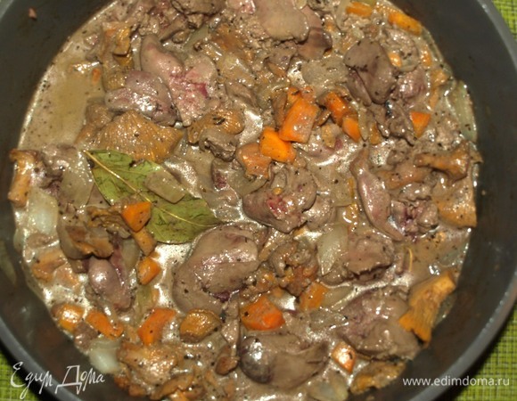 Снять печень и грибы с огня. Удалить лавровый лист. Измельчить все погружным блендером.