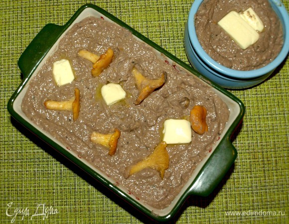 Перекладываем паштет в подходящую форму для запекания. Сверху кладем оставшееся сливочное масло. Отправляем в заранее разогретую до 180ºС духовку на 20 минут.