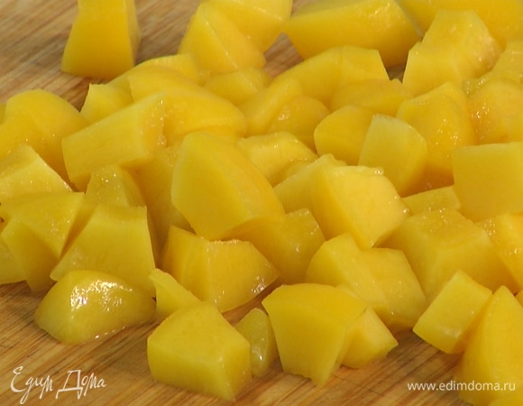 Персики нарезать мелкими кубиками.