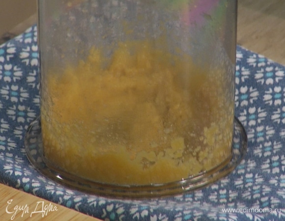 Желток выложить в чашу блендера, всыпать белый сахар, соль и взбить все венчиком.