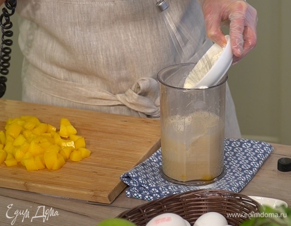 Взбивая массу блендером, постепенно ввести овсяное молоко, ванильный экстракт, муку и вымешать тесто до однородного состояния.