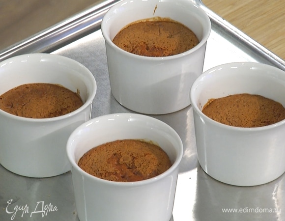 Выпекать клафути в разогретой духовке 20 минут.