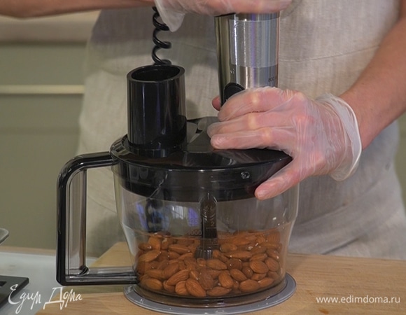 Миндаль измельчить в блендере в муку.