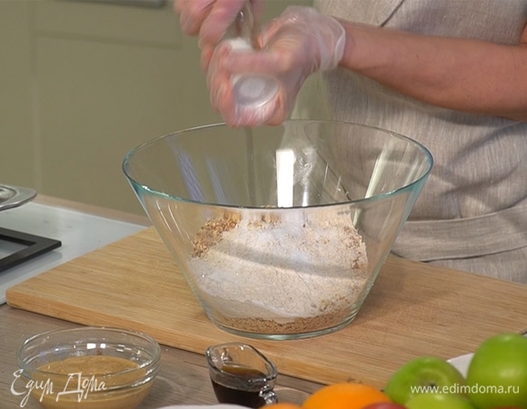Миндальную муку соединить с мукой грубого помола, содой и солью. 