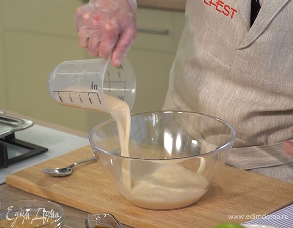 Овсяное молоко смешать с арахисовой пастой и кленовым сиропом и влить к муке.