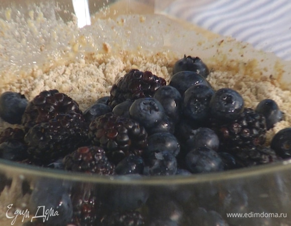 Добавить ягоды и быстро вымешать тесто.