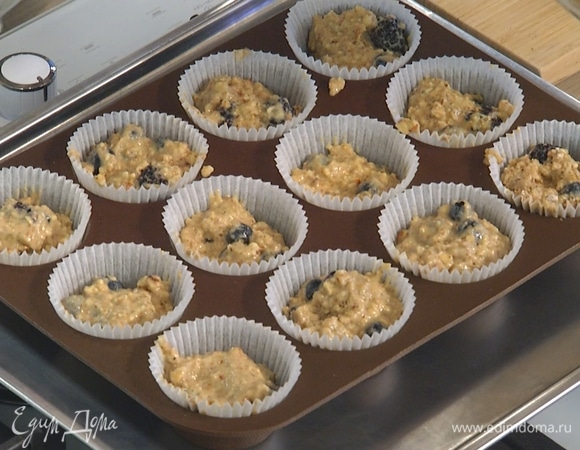 Разложить тесто в формочки для маффинов и выпекать в разогретой духовке 15–20 минут.