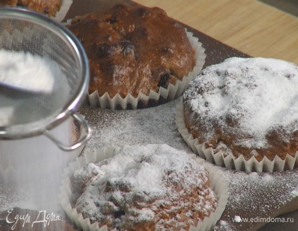 Готовые маффины посыпать сахарной пудрой.