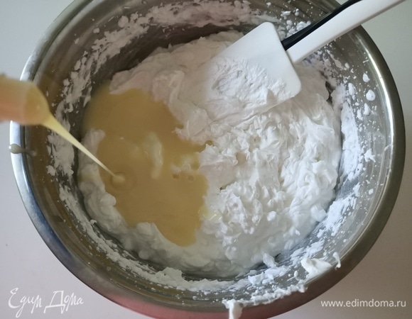 Тем временем взбиваем охлажденные сливки с ванильным экстрактом. Добавляем сгущенное молоко и аккуратно перемешиваем с помощью силиконовой лопатки, делая движения снизу вверх, чтобы смесь не разбилась.