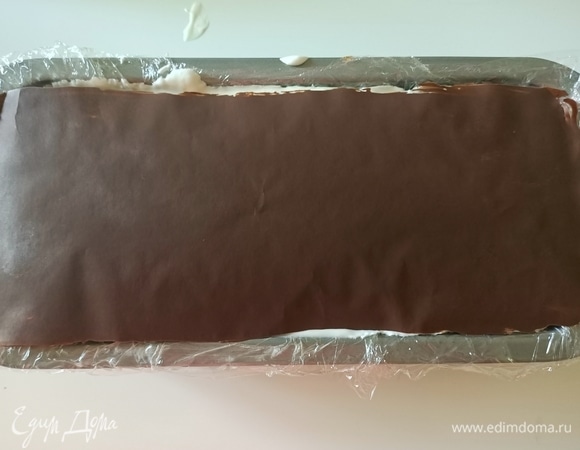 На дно формы выкладываем крем, затем — шоколад, снова крем и шоколад, так повторяем до полного заполнения формы, оставив немного сливочного крема для украшения. Последним слоем должен быть шоколад. Накрываем форму фольгой и отправляем в морозильную камеру на 8 часов.