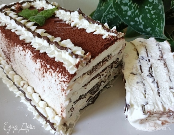 Готовое мороженое перевернуть на блюдо, посыпать какао и украсить кремом. Приятного аппетита!