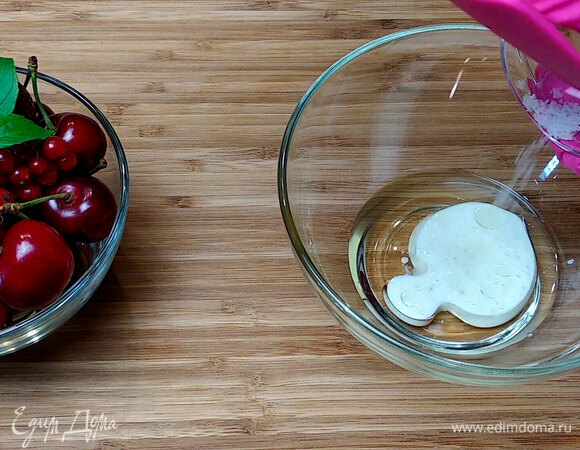 В растительное масло вливаем молоко, добавляем соль.