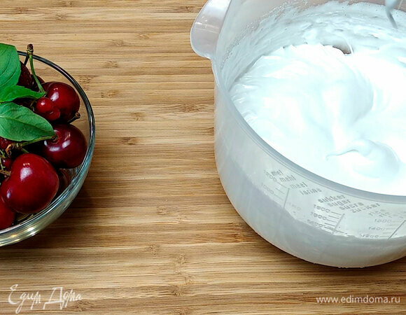 Взбиваем белки с сахаром и ванильным сахаром.