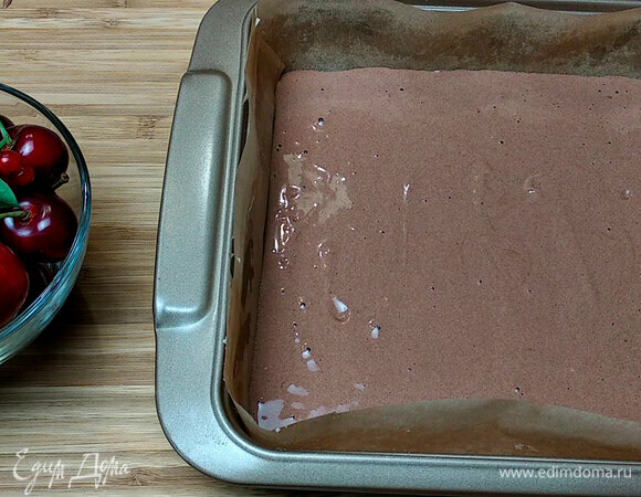 Выпекаем при температуре 180°C 20–25 минут в форме 21 х 21 см.